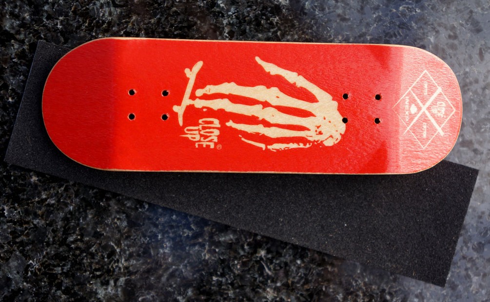 CLOSE UP/INEXP 31MM WIDE RED DECK <strong></br>HAND MADE IN FRANCE</br></strong> + RIPTAPE – 20,00 € ($ 27,00)