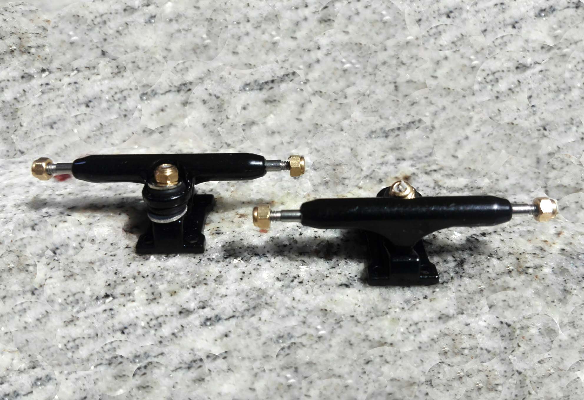 NEW CLOSE UP TRUCKS BLACK 32MM : 14,90 € ($ 16,80)