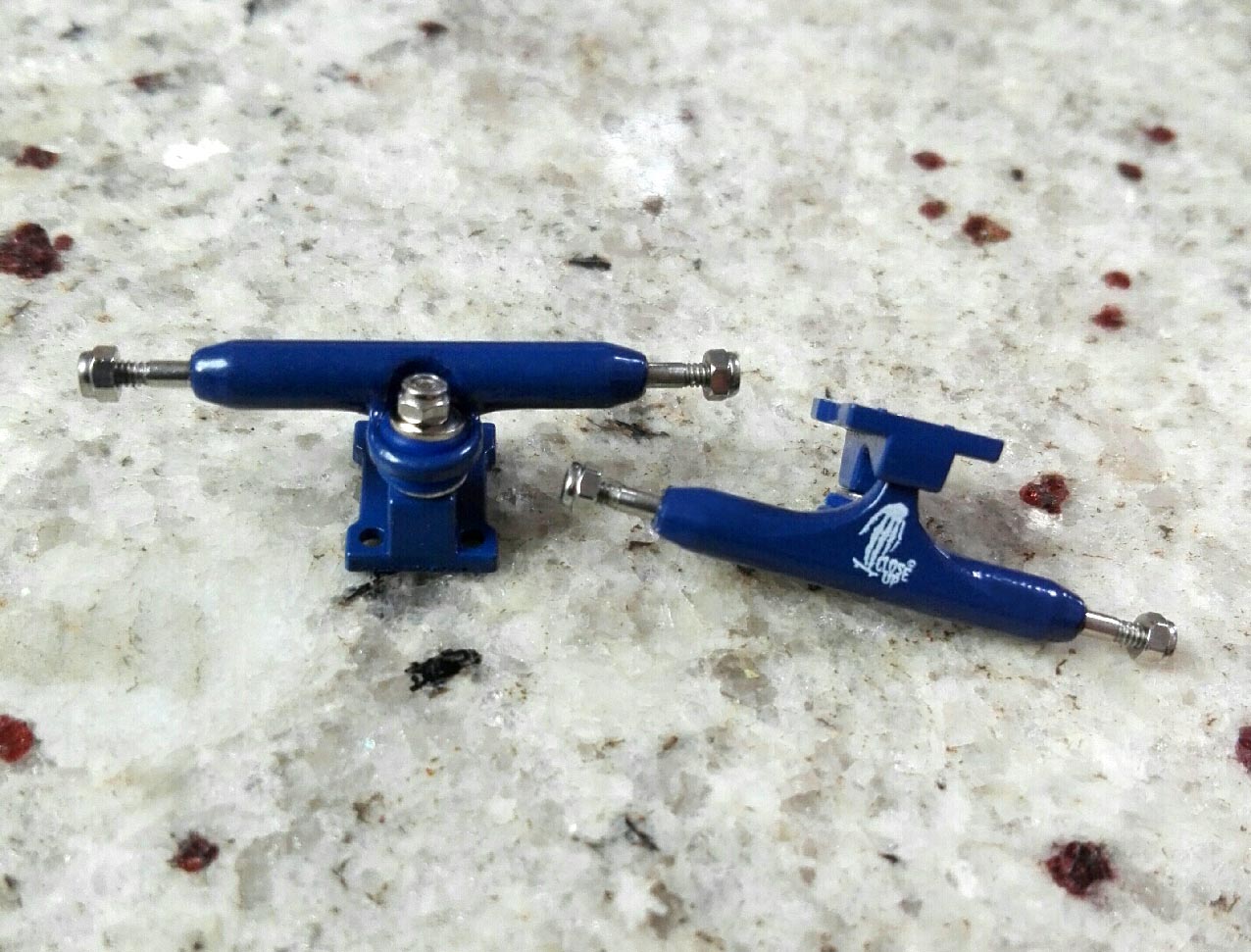 NEW CLOSE UP BLUE TRUCKS 32MM : 17,50 € ($19,50)