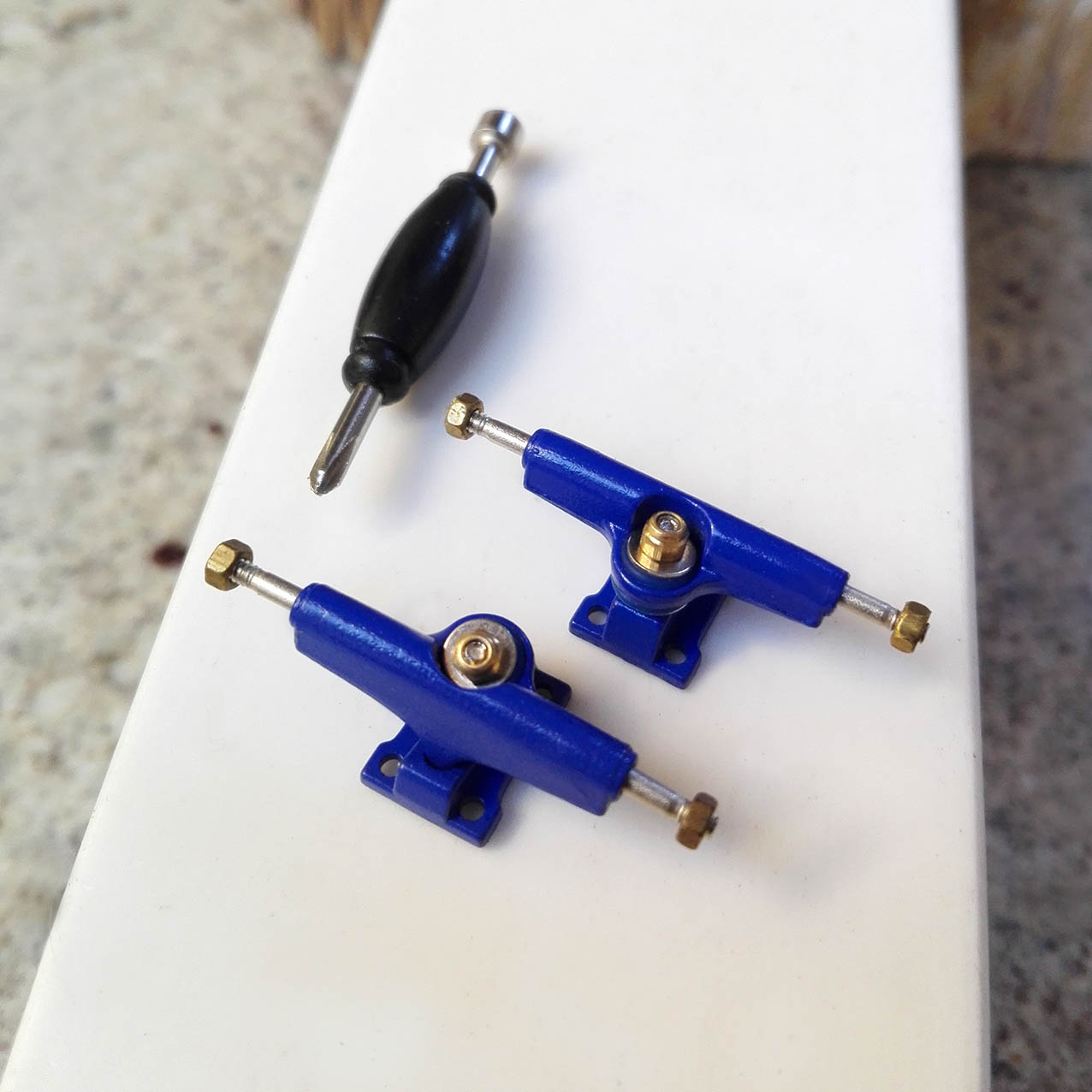 DARK BLUE TRUCKS 29MM – 9,00 € ($ 12,36 USD)