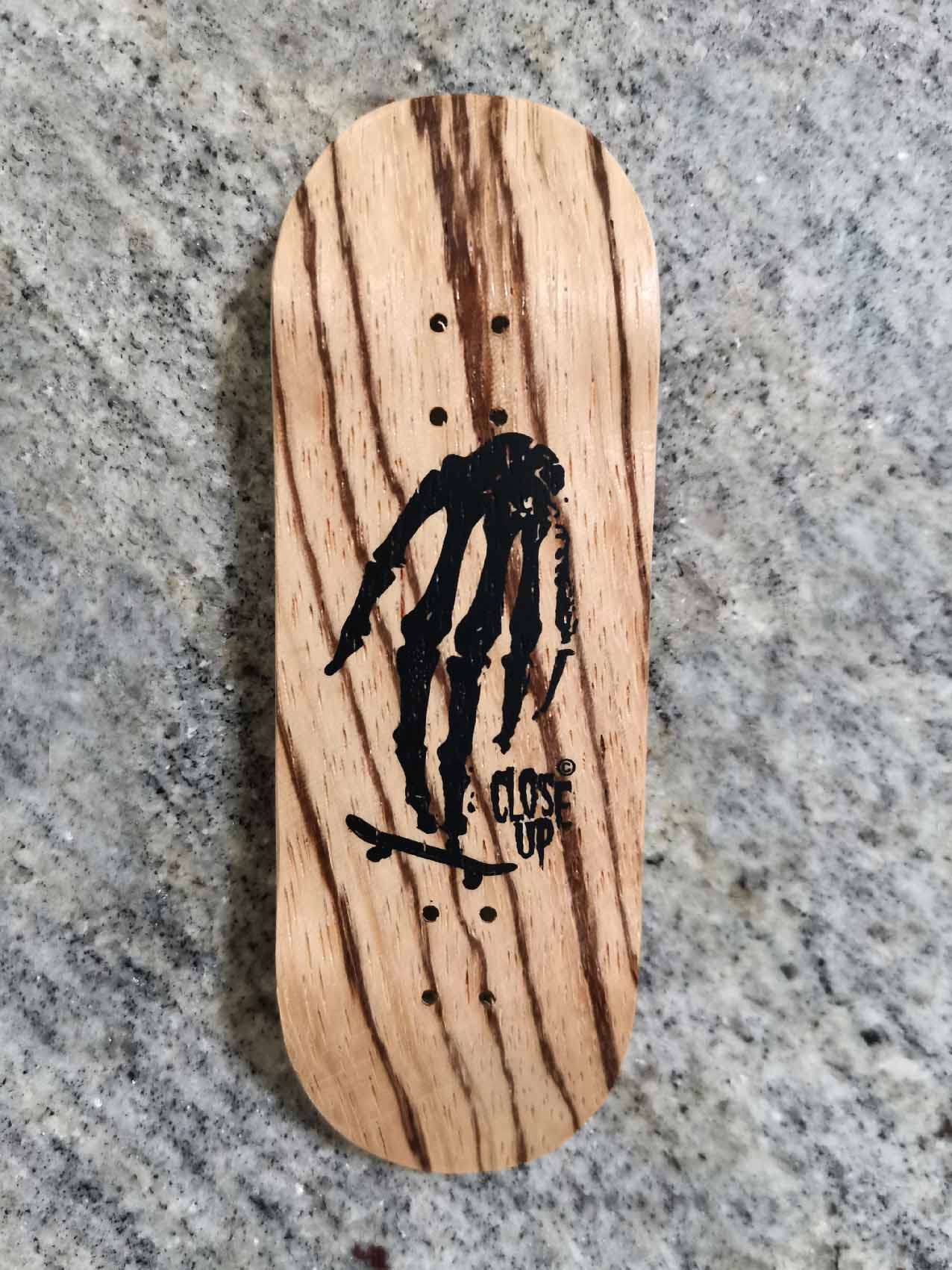 BOARD ZEBRA SKULL HAND LOGO 33MM MEDIUM CONCAVE + RIPTAPE – 8,00 € ($9,50 USD)