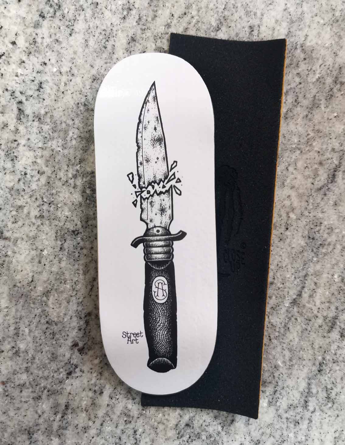 BOARD STREET ART 33MM MEDIUM CONCAVE + RIPTAPE – 9,90 € ($11,09 USD)