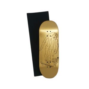 Board close up skull hand logo golden bg