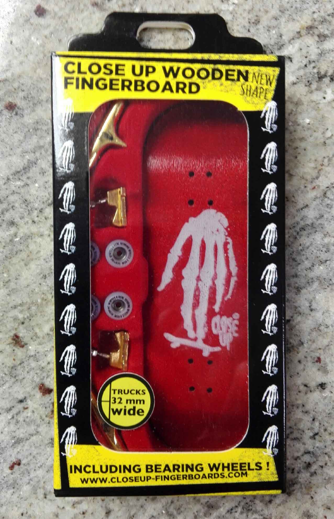 COMPLETE SET CLOSE UP GOLDEN TRUCKS 33MM MEDIUM CONCAVE – 26,00 € ($ 29,64)