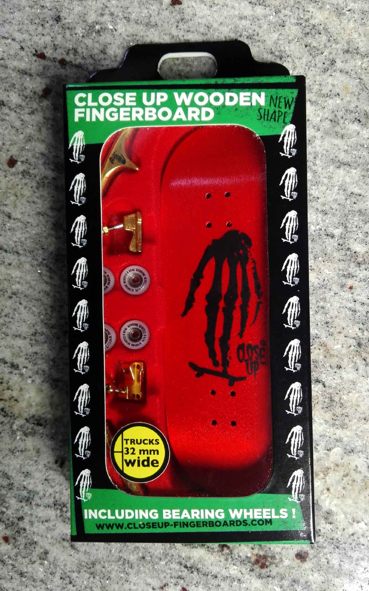 COMPLETE SET CLOSE UP SKULL HAND BLK/RED 33MM MEDIUM CONCAVE – 26,00 € ($ 29,64)