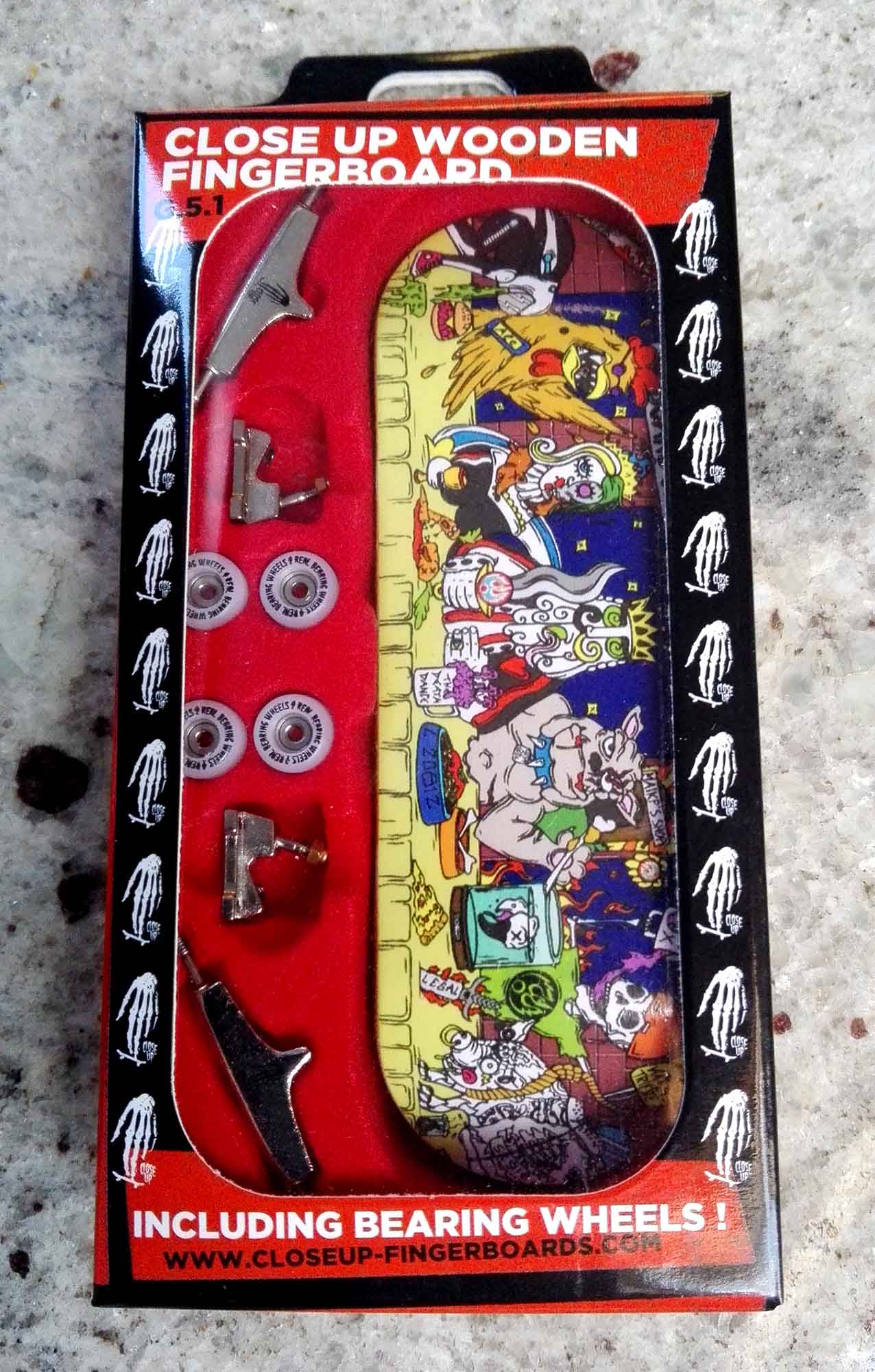 COMPLETE SET BOARD STYLE BANQUET SCENE 31MM LOW CONCAVE – 26,00 € ($35,50 USD)