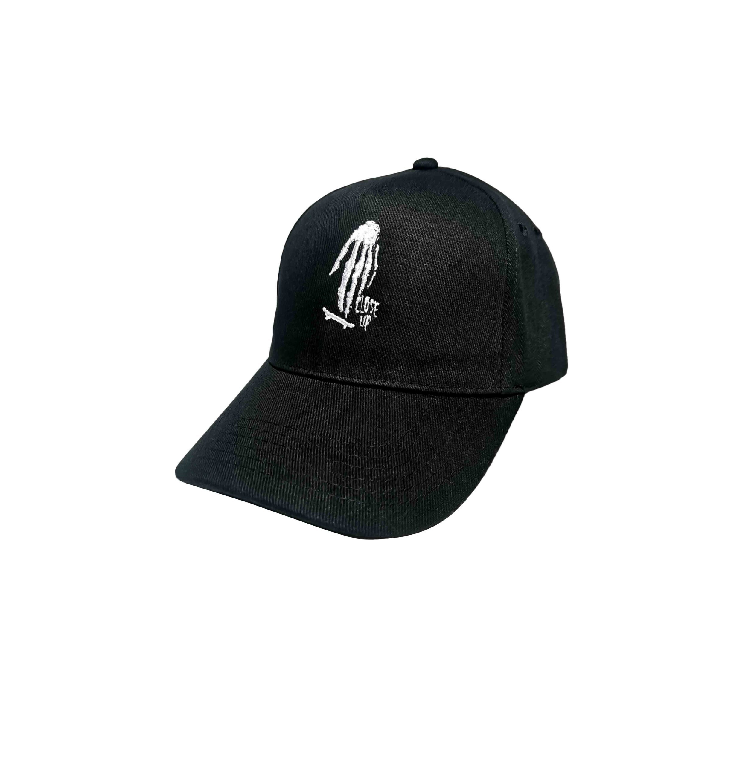 כובע שחור מקרוב לוגו יד גולגולת