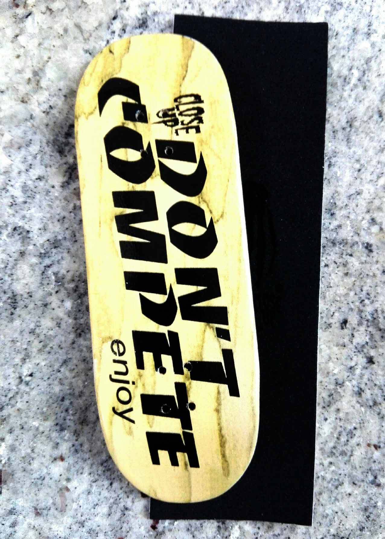 BOARD DON’T COMPETE 33MM MEDIUM CONCAVE + RIPTAPE – 9,50 € ($10,64 USD)