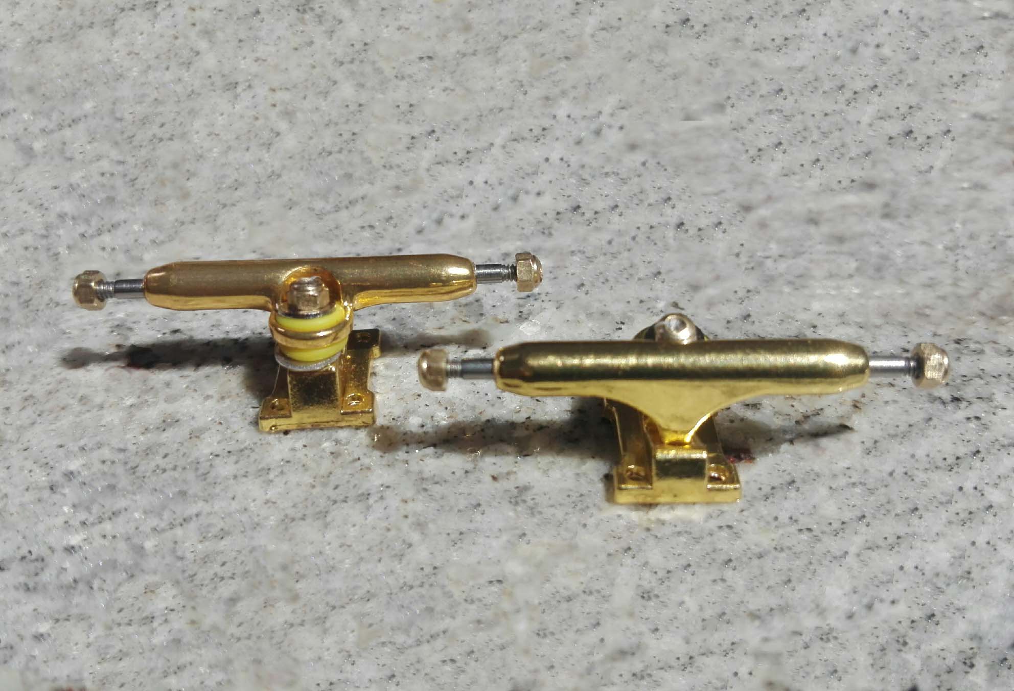 NEW CLOSE UP TRUCKS GOLDEN 32MM : 14,90 € ($16,80)
