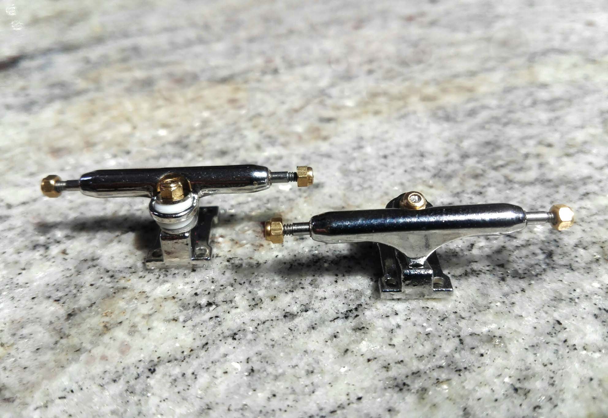 NEW CLOSE UP TRUCKS SILVER 32MM : 14,90 € ($16,80)