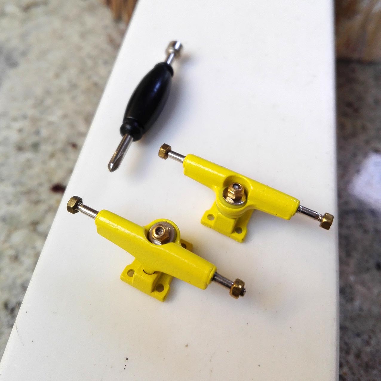 YELLOW TRUCKS 29MM – 9,00 € ($ 12,36 USD)
