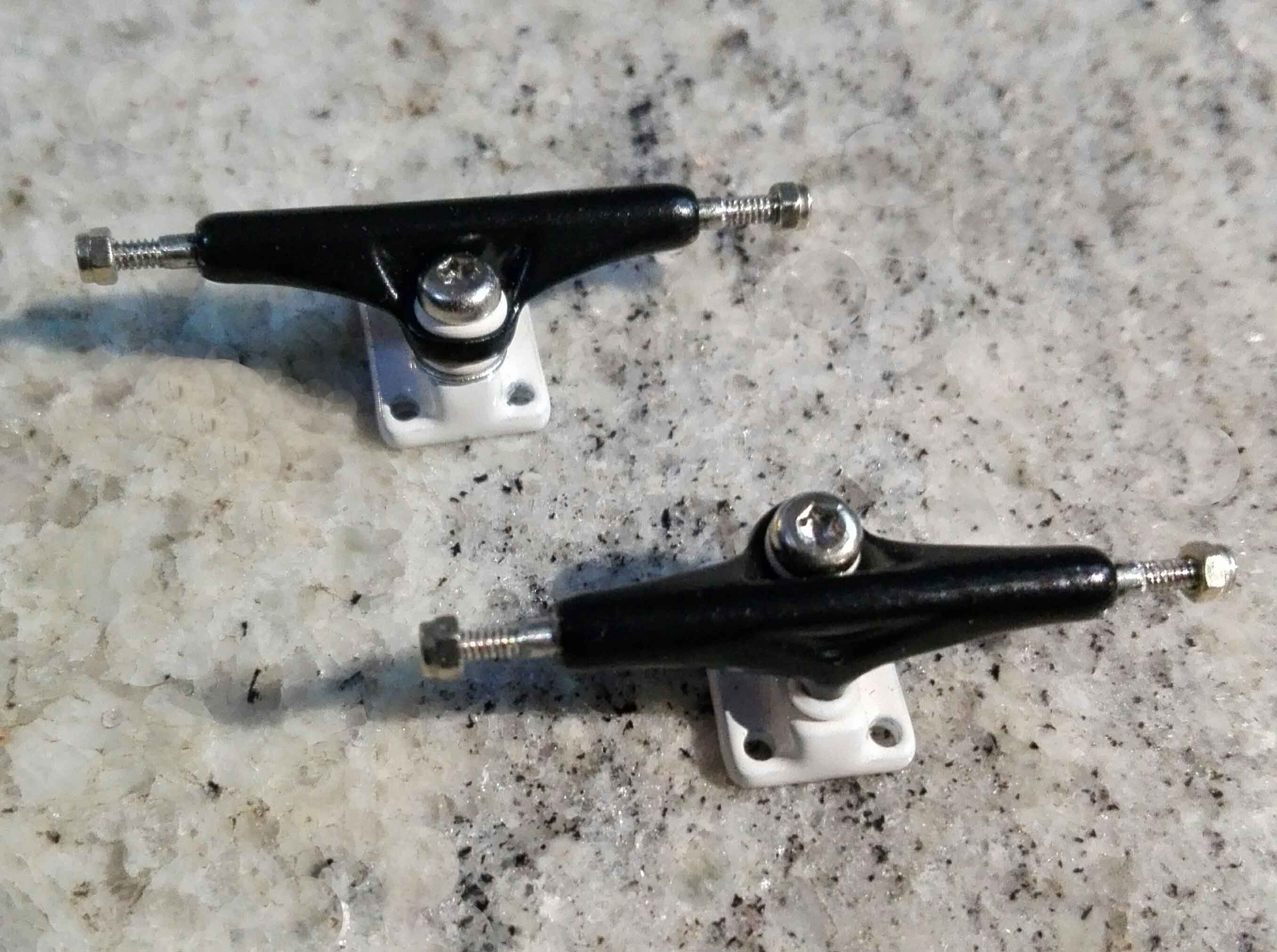 YTRUCKS BLK & WHITE 32MM WIDE : 39,90 € ($ 45,25)